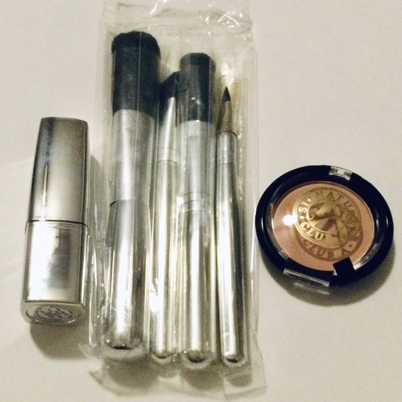 Signature Club A Makeup 6 Pc Set-Powder, Lipstick, Brushes - Picture 2 of 4